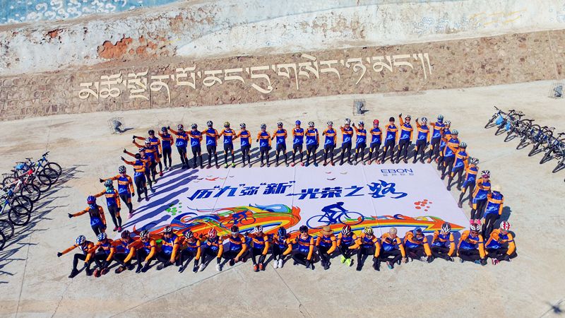 團(tuán)隊(duì)巨畫_上海團(tuán)建(jian)公(gōng)司